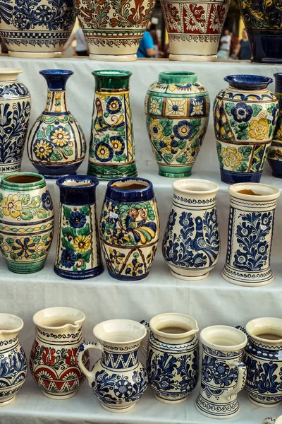 Geleneksel Romen el yapımı seramik pazarı