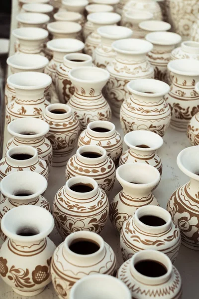 Geleneksel Romen el yapımı seramik pazarı