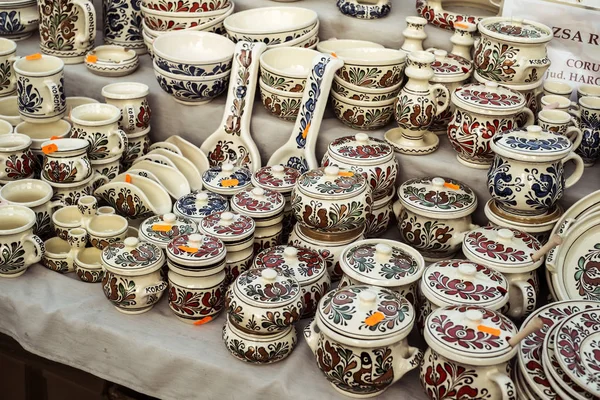 Geleneksel Romen el yapımı seramik pazarı