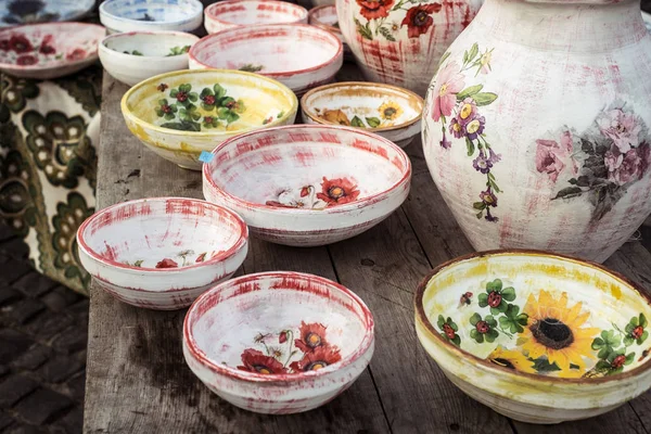 Geleneksel Romen el yapımı seramik pazarı