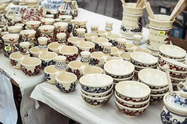 Mercado tradicional rumano de cerámica artesanal — Foto de Stock