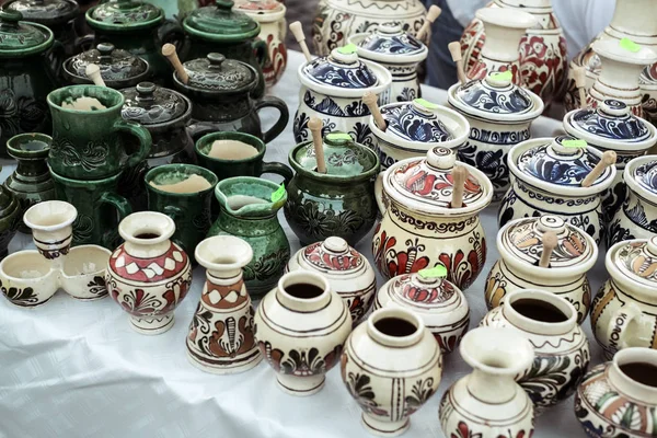 Geleneksel Romen el yapımı seramik pazarı
