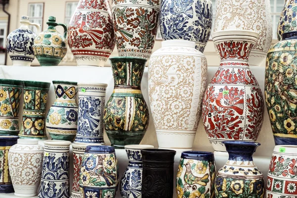 Geleneksel Romen el yapımı seramik pazarı