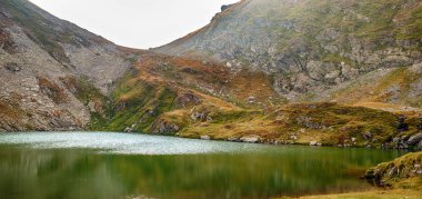 yüksek dağlar ve buzul gölü