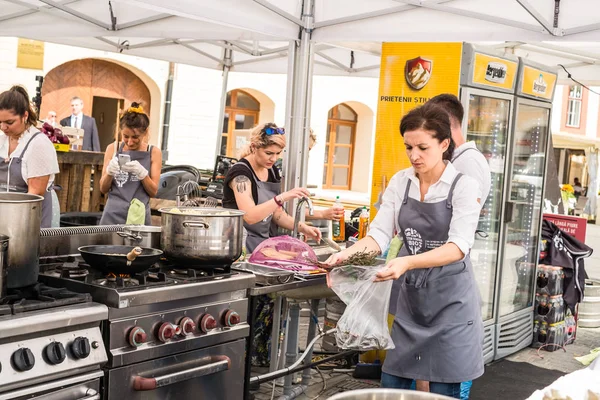 Kuchaři připravují různá jídla během akce — Stock fotografie