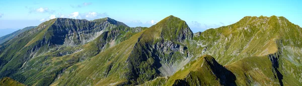 Румунський гірський ландшафт з високими вершинами — стокове фото