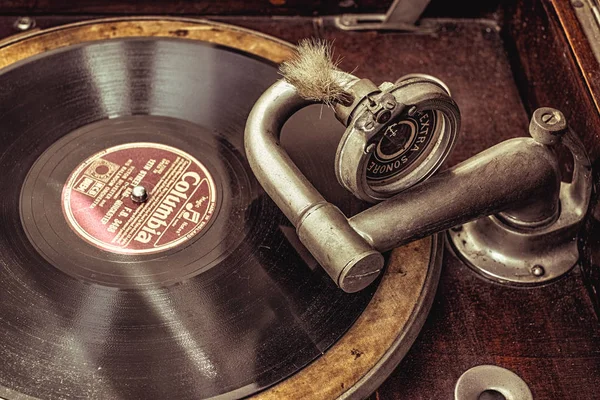 Bir vinil Vintage gramofon — Stok fotoğraf