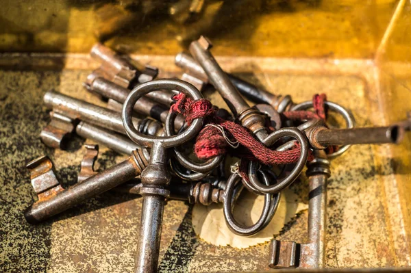 Kilka starych kluczy przywiązany do drutu — Zdjęcie stockowe