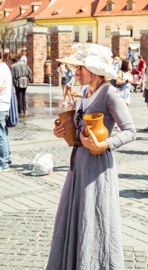 elinde toprak tencere ile bir kız