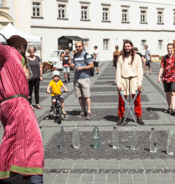 Un hombre vestido como un caballero medieval corta un objeto diferente con —  Fotos de Stock