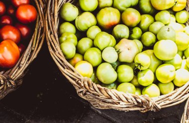 pazarda bir hasır sepette sebze ve meyve