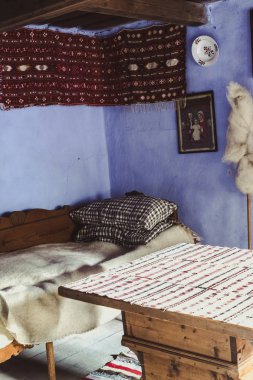 Kırsal dekorasyon ile geleneksel Romen halk evi iç