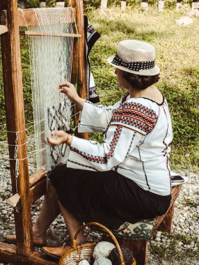 bir savaşa dokuma yaşlı Romen kadın