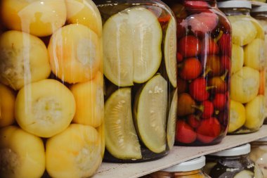 Çeşitli meyve ve sebzelerden oluşan geleneksel Romen turşuları