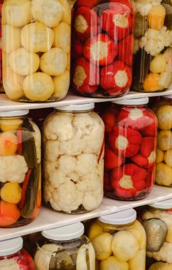 Çeşitli meyve ve sebzelerden oluşan geleneksel Romen turşuları