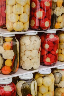 Çeşitli meyve ve sebzelerden oluşan geleneksel Romen turşuları