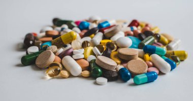 Farmasötik tabletler, kapsüller, terapi ilaçları ve haplar