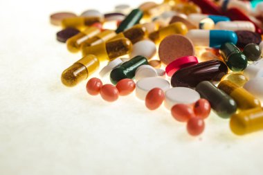 Farmasötik farklı çok renkli tabletler, kapsüller, tedavi