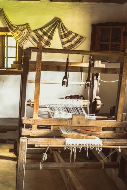 Kırsal dekorasyon ile geleneksel Romen halk evi iç