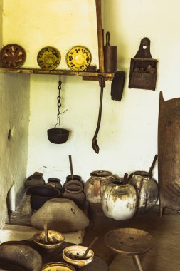 Kırsal dekorasyon ile geleneksel Romen halk evi iç