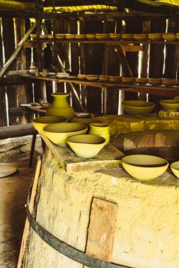 Kırsal dekorasyon ile geleneksel Romen halk evi iç