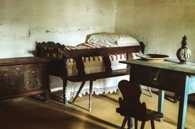 Kırsal dekorasyon ile geleneksel Romen halk evi iç