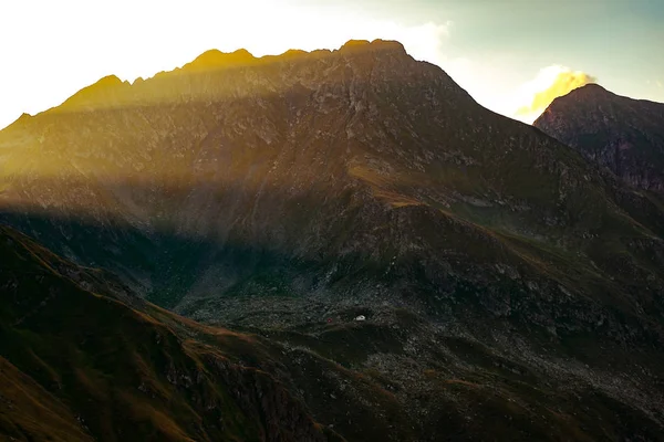 Схід сонця над гірськими хребтами, Румунія — стокове фото