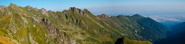 Панорамний вид на гори Фамарас, Румунія — стокове фото