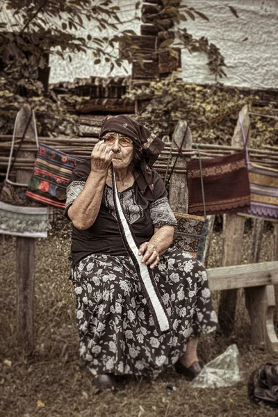 Une vieille roumaine qui fait du travail manuel — Photo