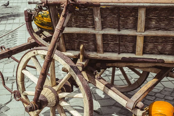 Vecchio carrello con ruote arrugginite e zucche — Foto Stock