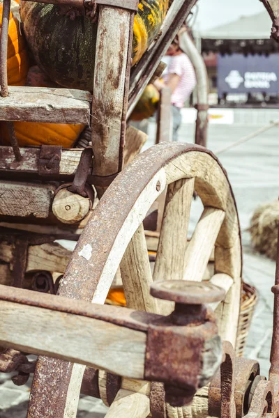 带生锈车轮和南瓜的旧马车 — 图库照片