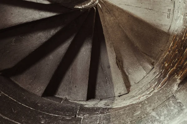 ほこりっぽい古い木製の階段 — ストック写真