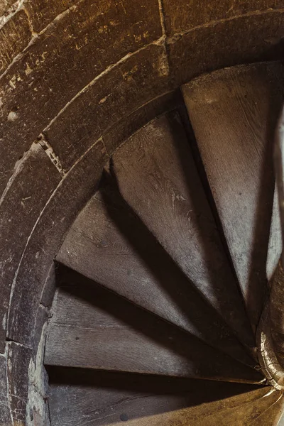 Vieux escaliers en bois poussiéreux — Photo