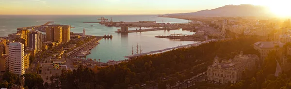 Zonsondergang over de stad Malaga — Stockfoto