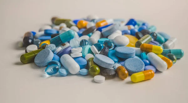 Фармацевтичні таблетки, капсули, терапевтичні препарати та таблетки — стокове фото