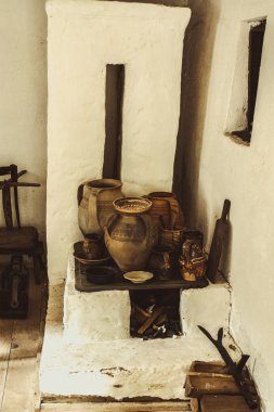Kırsal dekorasyon ile geleneksel Romen halk evi iç