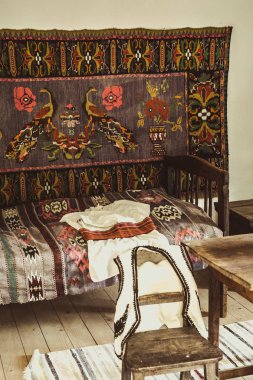 Kırsal dekorasyon ile geleneksel Romen halk evi iç