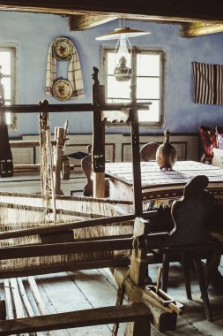Kırsal dekorasyon ile geleneksel Romen halk evi iç