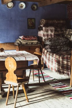 Kırsal dekorasyon ile geleneksel Romen halk evi iç