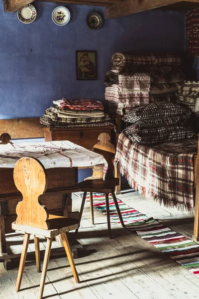 Traditional Romanian folk house interior with rural decoration — Stock Photo, Image