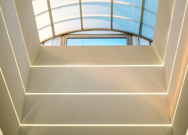 Günes isigi modern kemerli camlar arasinda