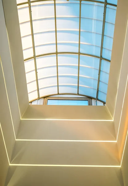 Sol ljus genom de moderna välvda fönstren — Stockfoto