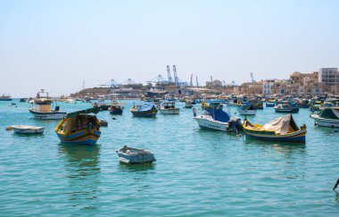 Geleneksel balıkçı tekneleri Luzzu demirledi