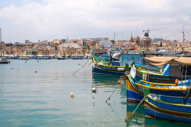 Geleneksel balıkçı tekneleri Luzzu demirledi