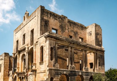 Eski terk edilmiş Malta binası