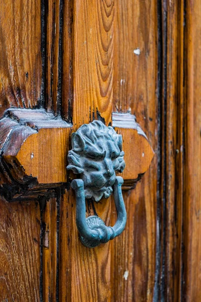 Porta bussare alla vecchia porta maltese — Foto Stock