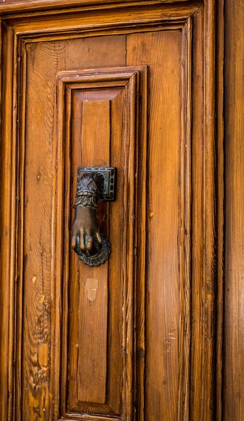 Klepadlo na staré maltské dveře — Stock fotografie
