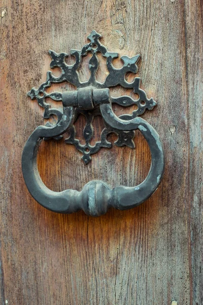 Door knocker on old maltese door — Stock Photo, Image