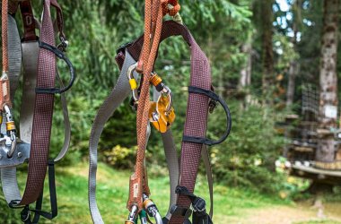 Güvenlik ekipmanları tahtada asılı.