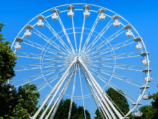 Біле колесо на блакитному чистому небі — стокове фото
